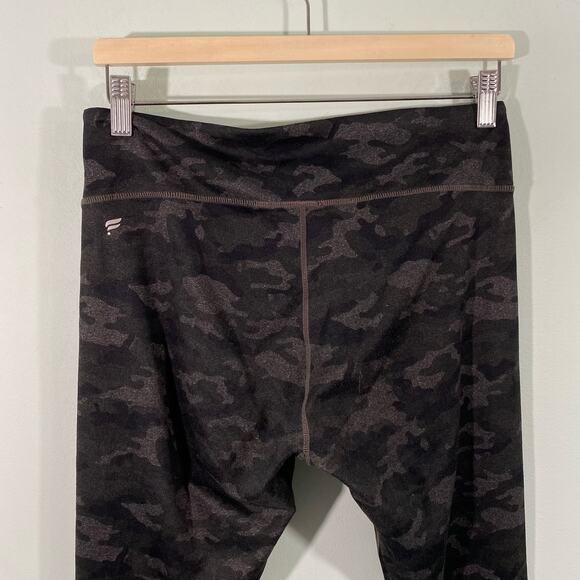Fabletics Women's Green Camo Mid Rise Cropped Leggings - Picture 5 of 6
